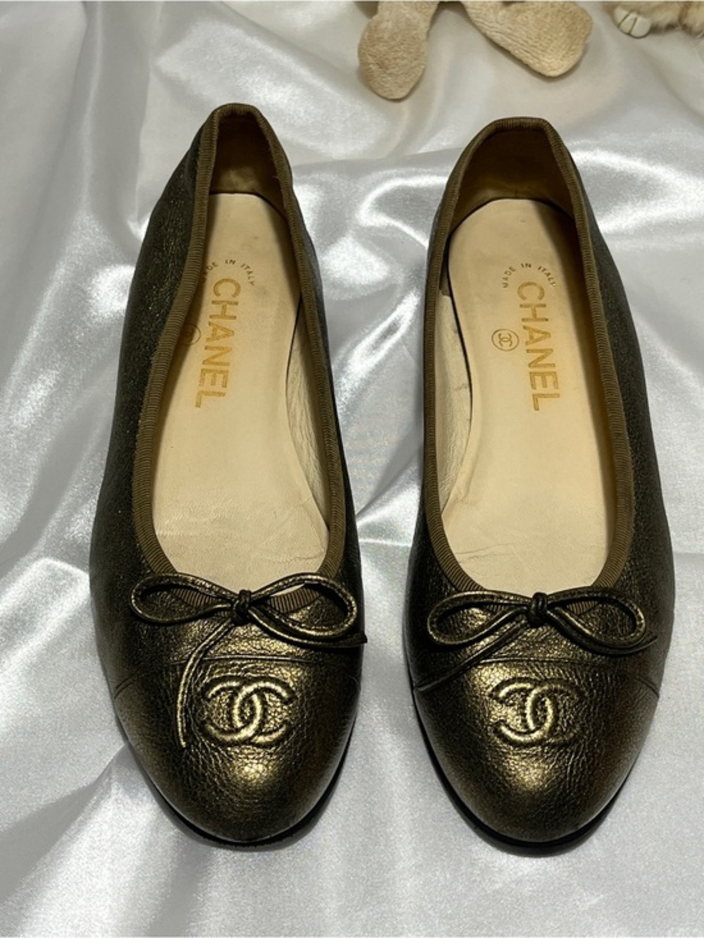 CHANEL Metallic gold CC Logo Ballet Flats